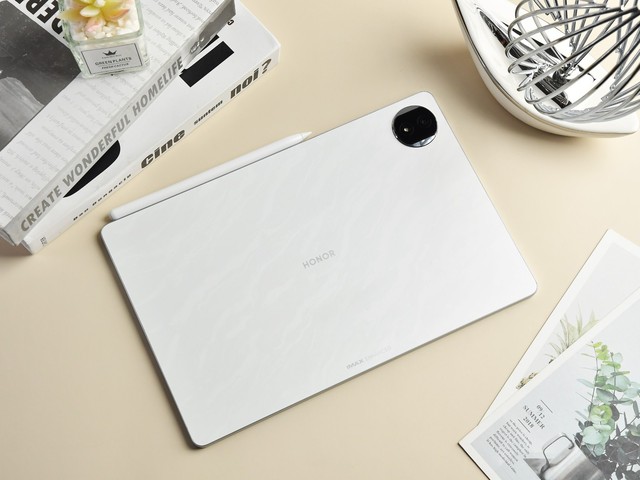 Cận cảnh mẫu máy tính bảng OLED 12 inch mỏng nhẹ như iPad Pro M4, chip Snapdragon 8s Gen 3 mạnh mẽ mà giá chỉ hơn 10 triệu đồng