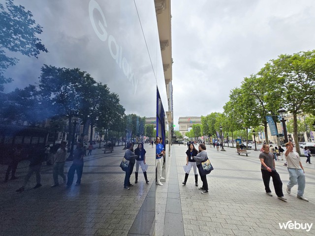 Cầm Galaxy Z Fold6 đến thăm cửa hàng Olympic có-một-không-hai của Samsung tại Paris