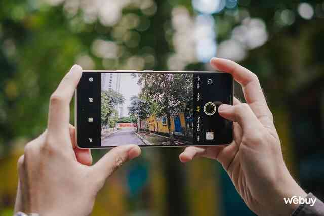 Trên tay điện thoại Snapdragon 8 Gen 3 giá chỉ hơn 10 triệu đồng: Mặt lưng kính, màn hình OLED 144Hz, sạc siêu nhanh 120W, có tiếng Việt sẵn- Ảnh 9. Trên tay điện thoại Snapdragon 8 Gen 3 giá chỉ hơn 10 triệu đồng: Mặt lưng kính, màn hình OLED 144Hz, sạc siêu nhanh 120W, có tiếng Việt sẵn- Ảnh 9.