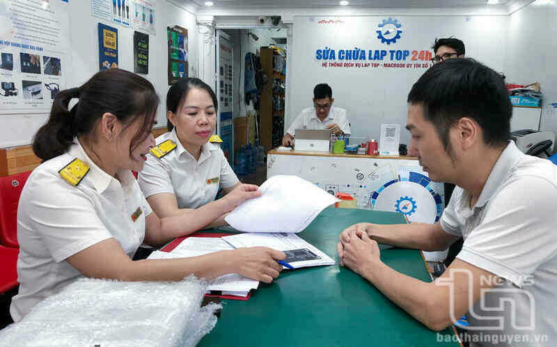 Cán bộ Chi cục Thuế TP. Thái Nguyên hỗ trợ người nộp thuế cài đặt ứng dụng eTax mobile và định vị trên bản đồ số.