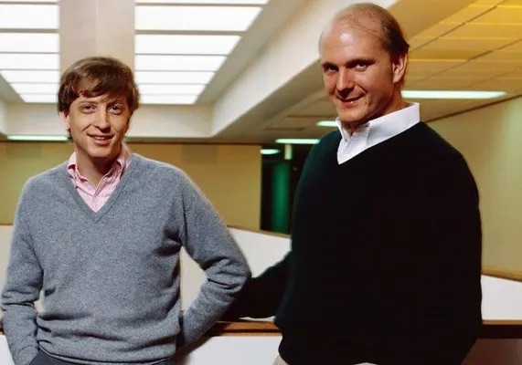 Bill Gates lần đầu bị "cấp dưới" kiêm "bạn thân" vượt mặt- Ảnh 2. Bill Gates lần đầu bị "cấp dưới" kiêm "bạn thân" vượt mặt- Ảnh 2.