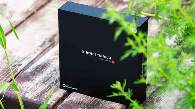 Ảnh thực tế Xiaomi MIX Fold 4: Thiết kế siêu mỏng nhẹ, mặt lưng sợi carbon, chống nước IPX8, có camera Leica, giá rẻ hơn Galaxy Z Fold6