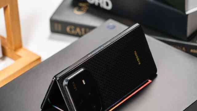 Ảnh thực tế Xiaomi MIX Fold 4: Thiết kế siêu mỏng nhẹ, mặt lưng sợi carbon, chống nước IPX8, có camera Leica, giá rẻ hơn Galaxy Z Fold6- Ảnh 15. Ảnh thực tế Xiaomi MIX Fold 4: Thiết kế siêu mỏng nhẹ, mặt lưng sợi carbon, chống nước IPX8, có camera Leica, giá rẻ hơn Galaxy Z Fold6- Ảnh 15.