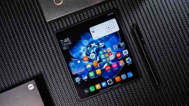 Ảnh thực tế Xiaomi MIX Fold 4: Thiết kế siêu mỏng nhẹ, mặt lưng sợi carbon, chống nước IPX8, có camera Leica, giá rẻ hơn Galaxy Z Fold6- Ảnh 7. Ảnh thực tế Xiaomi MIX Fold 4: Thiết kế siêu mỏng nhẹ, mặt lưng sợi carbon, chống nước IPX8, có camera Leica, giá rẻ hơn Galaxy Z Fold6- Ảnh 7.