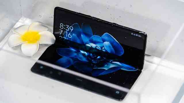 Ảnh thực tế Xiaomi MIX Fold 4: Thiết kế siêu mỏng nhẹ, mặt lưng sợi carbon, chống nước IPX8, có camera Leica, giá rẻ hơn Galaxy Z Fold6- Ảnh 10. Ảnh thực tế Xiaomi MIX Fold 4: Thiết kế siêu mỏng nhẹ, mặt lưng sợi carbon, chống nước IPX8, có camera Leica, giá rẻ hơn Galaxy Z Fold6- Ảnh 10.