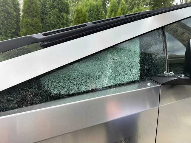 Dùng Tesla Cybertruck làm xe bán kem, chủ xe bất ngờ nhận cái kết 'đắng'- Ảnh 2. Dùng Tesla Cybertruck làm xe bán kem, chủ xe bất ngờ nhận cái kết 'đắng'- Ảnh 2.