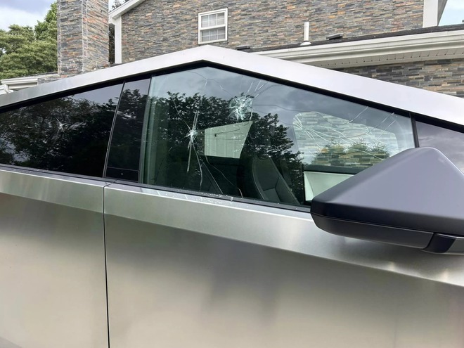 Dùng Tesla Cybertruck làm xe bán kem, chủ xe bất ngờ nhận cái kết 'đắng'- Ảnh 6. Dùng Tesla Cybertruck làm xe bán kem, chủ xe bất ngờ nhận cái kết 'đắng'- Ảnh 6.