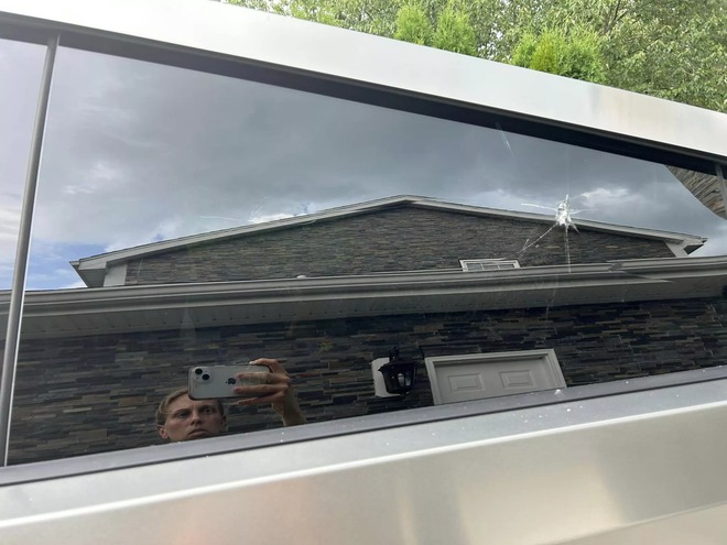 Dùng Tesla Cybertruck làm xe bán kem, chủ xe bất ngờ nhận cái kết 'đắng'- Ảnh 9. Dùng Tesla Cybertruck làm xe bán kem, chủ xe bất ngờ nhận cái kết 'đắng'- Ảnh 9.