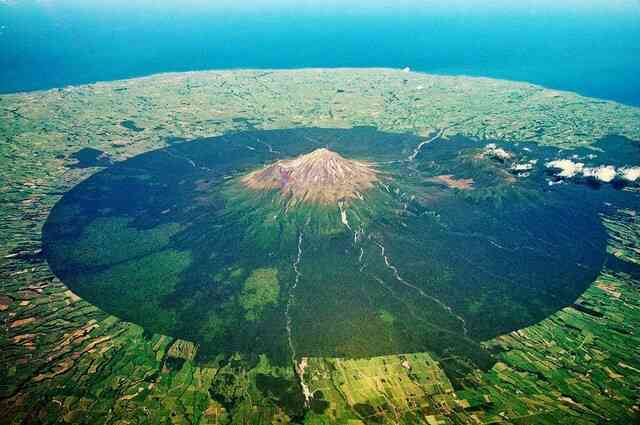 Tại sao núi Taranaki ở New Zealand lại có ranh giới gần như hình tròn hoàn hảo, giống như được tạo ra bởi con người?