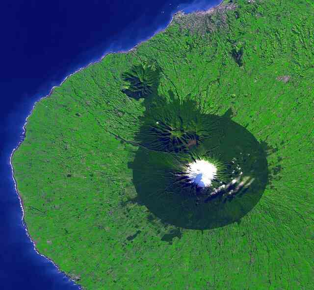 Tại sao núi Taranaki ở New Zealand lại có ranh giới gần như hình tròn hoàn hảo, giống như được tạo ra bởi con người?- Ảnh 2. Tại sao núi Taranaki ở New Zealand lại có ranh giới gần như hình tròn hoàn hảo, giống như được tạo ra bởi con người?- Ảnh 2.