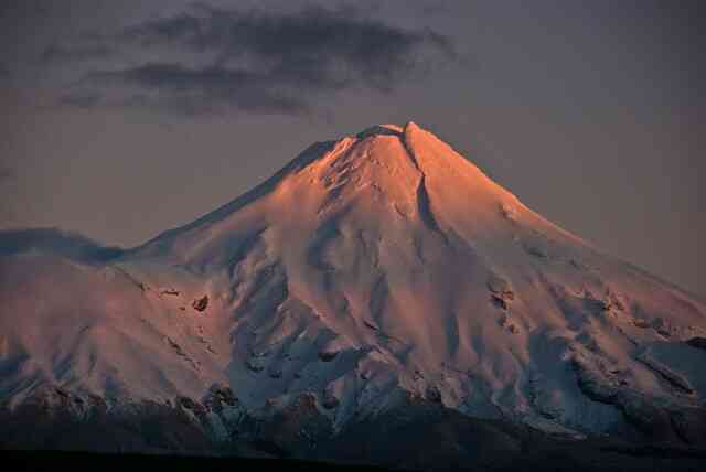 Tại sao núi Taranaki ở New Zealand lại có ranh giới gần như hình tròn hoàn hảo, giống như được tạo ra bởi con người?- Ảnh 4. Tại sao núi Taranaki ở New Zealand lại có ranh giới gần như hình tròn hoàn hảo, giống như được tạo ra bởi con người?- Ảnh 4.