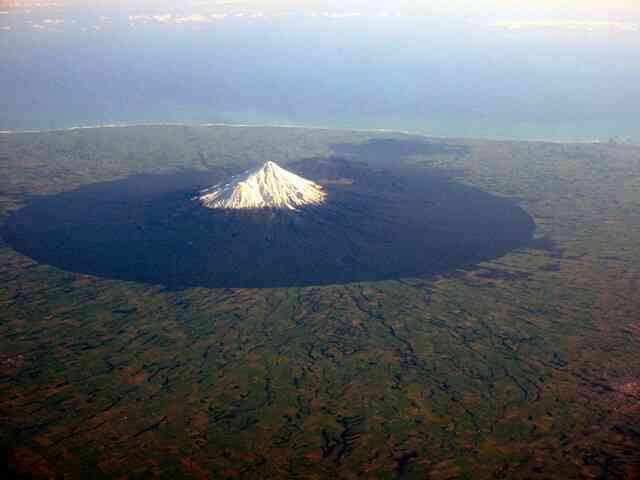 Tại sao núi Taranaki ở New Zealand lại có ranh giới gần như hình tròn hoàn hảo, giống như được tạo ra bởi con người?- Ảnh 5. Tại sao núi Taranaki ở New Zealand lại có ranh giới gần như hình tròn hoàn hảo, giống như được tạo ra bởi con người?- Ảnh 5.