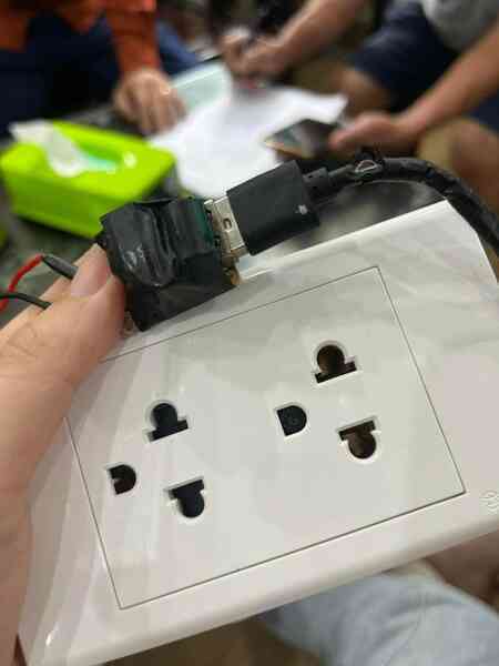 Lại thêm vụ gắn camera quay lén ở nhà trọ Hà Nội: Phát hiện nhờ một chi tiết bất thường- Ảnh 4. Lại thêm vụ gắn camera quay lén ở nhà trọ Hà Nội: Phát hiện nhờ một chi tiết bất thường- Ảnh 4.