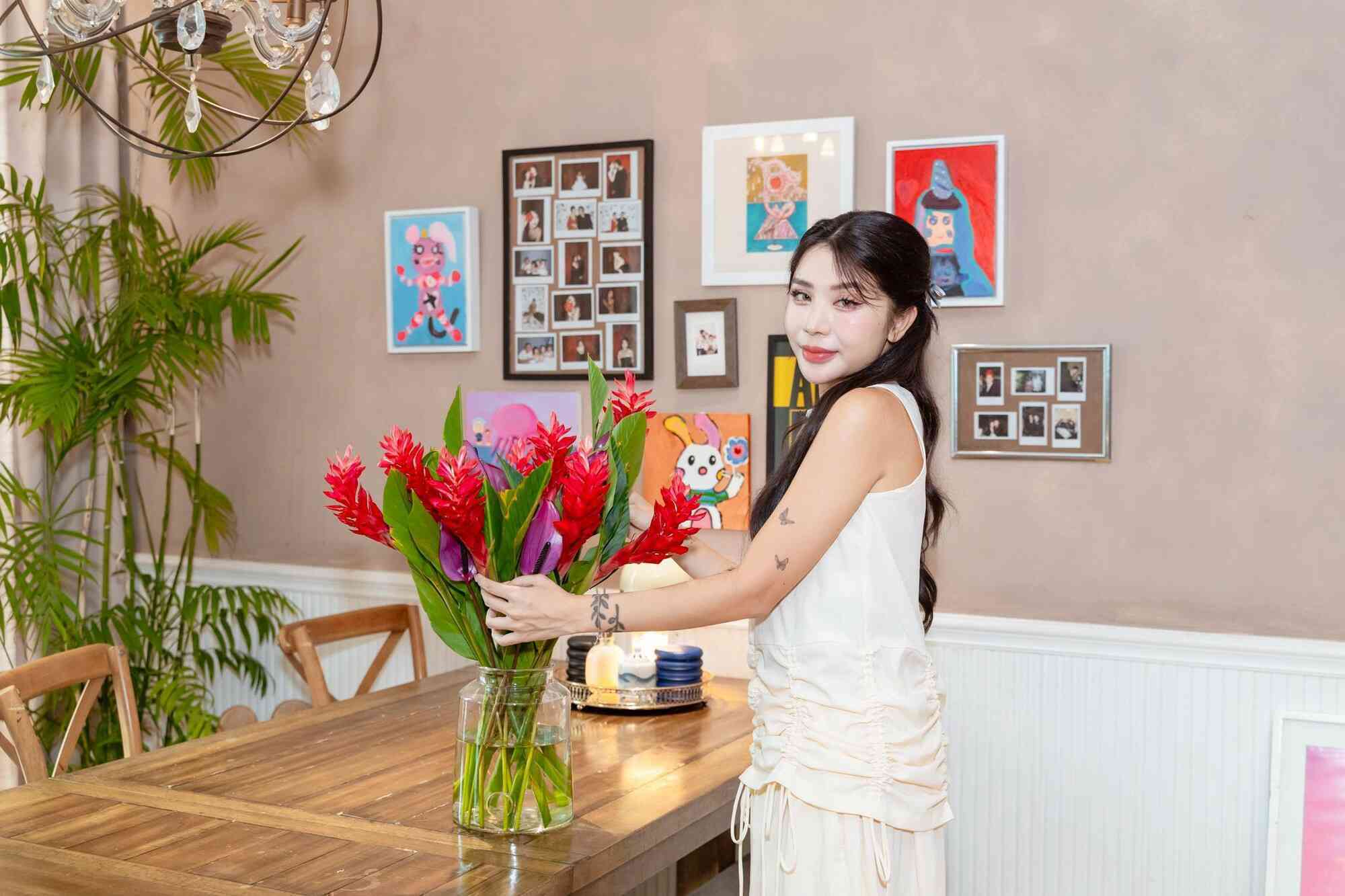 Tổ ấm của Hạt Mít - bà chủ nailroom nổi tiếng: Thiết kế theo phim F.R.I.E.N.D.S, chi tiền khủng mua 2 “bảo bối” điện tử- Ảnh 3. Tổ ấm của Hạt Mít - bà chủ nailroom nổi tiếng: Thiết kế theo phim F.R.I.E.N.D.S, chi tiền khủng mua 2 “bảo bối” điện tử- Ảnh 3.
