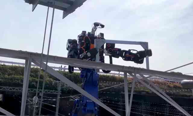 "Lạ" như ngành đường sắt Nhật Bản: Sử dụng hẳn robot khổng lồ để thay con người để làm một việc cực kỳ đơn giản