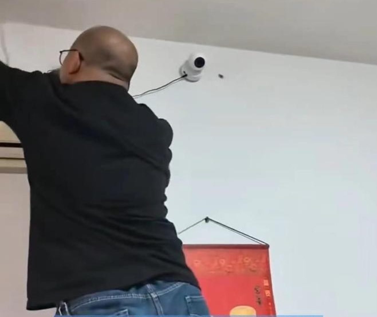 Trung Quốc: Bố mẹ bị chỉ trích vì lắp camera giám sát trong phòng con trai suốt 6 năm- Ảnh 2. Trung Quốc: Bố mẹ bị chỉ trích vì lắp camera giám sát trong phòng con trai suốt 6 năm- Ảnh 2.