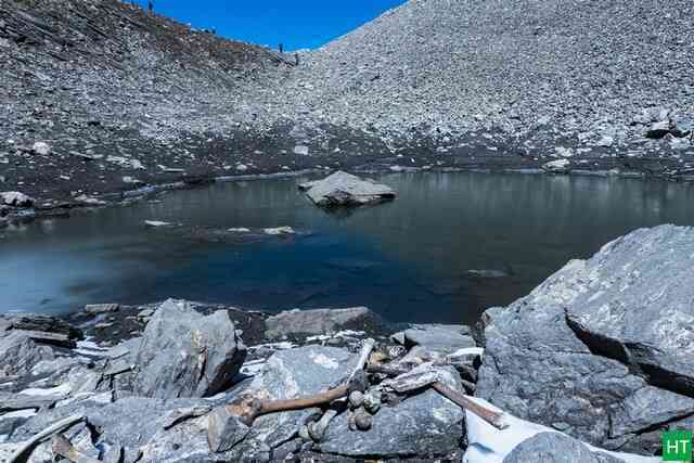 Ở độ cao 5.000 mét tại dãy Himalaya, có một hồ nước kỳ lạ với hàng trăm hài cốt người nằm bên trong!- Ảnh 4. Ở độ cao 5.000 mét tại dãy Himalaya, có một hồ nước kỳ lạ với hàng trăm hài cốt người nằm bên trong!- Ảnh 4.