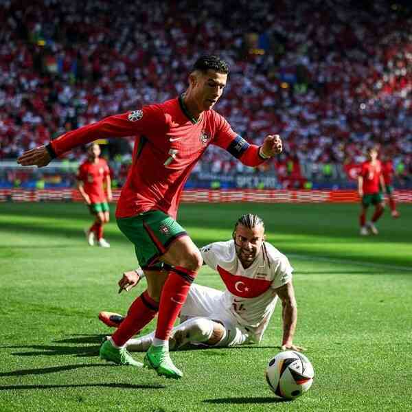 Tại sao Cristiano Ronaldo “bị cấm” mở kênh YouTube hoặc tài khoản TikTok?- Ảnh 2. Tại sao Cristiano Ronaldo “bị cấm” mở kênh YouTube hoặc tài khoản TikTok?- Ảnh 2.