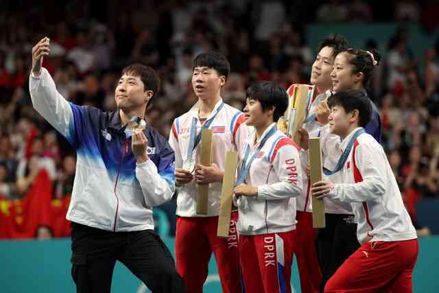 Khoảnh khắc VĐV Hàn Quốc selfie cùng VĐV Triều Tiên tại Olympic Paris 2024 gây sốt: Tất cả là nhờ Samsung
