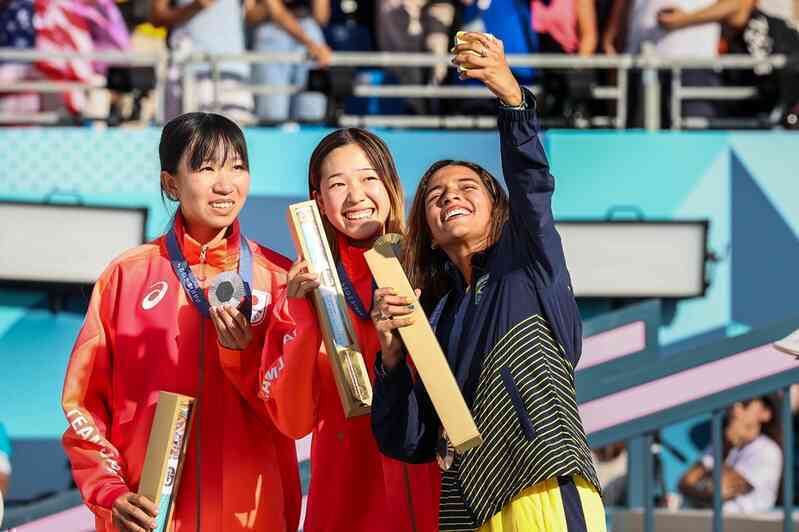 VĐV dùng Galaxy Z Flip6 để selfie khoảnh khắc nhận huy chương tại Olympic Paris 2024