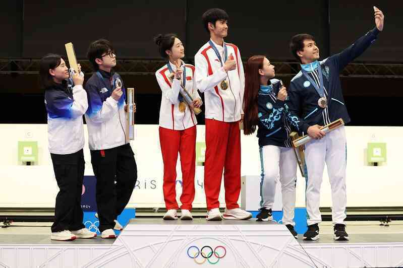 VĐV dùng Galaxy Z Flip6 để selfie khoảnh khắc nhận huy chương tại Olympic Paris 2024 - Ảnh 2. VĐV dùng Galaxy Z Flip6 để selfie khoảnh khắc nhận huy chương tại Olympic Paris 2024 - Ảnh 2.