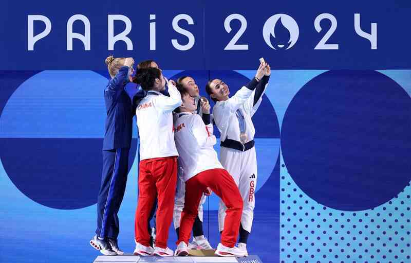 VĐV dùng Galaxy Z Flip6 để selfie khoảnh khắc nhận huy chương tại Olympic Paris 2024 - Ảnh 3. VĐV dùng Galaxy Z Flip6 để selfie khoảnh khắc nhận huy chương tại Olympic Paris 2024 - Ảnh 3.