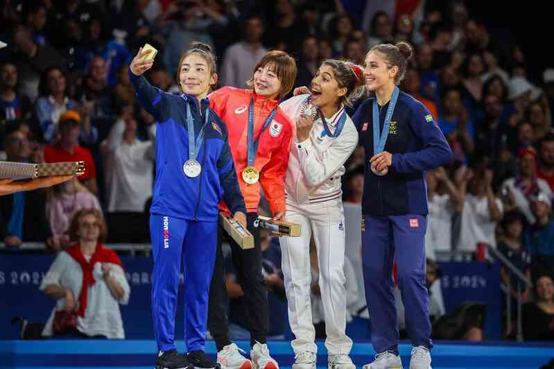 VĐV dùng Galaxy Z Flip6 để selfie khoảnh khắc nhận huy chương tại Olympic Paris 2024 - Ảnh 8. VĐV dùng Galaxy Z Flip6 để selfie khoảnh khắc nhận huy chương tại Olympic Paris 2024 - Ảnh 8.