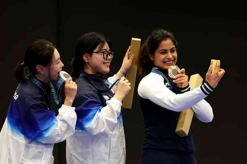 VĐV dùng Galaxy Z Flip6 để selfie khoảnh khắc nhận huy chương tại Olympic Paris 2024 - Ảnh 9. VĐV dùng Galaxy Z Flip6 để selfie khoảnh khắc nhận huy chương tại Olympic Paris 2024 - Ảnh 9.