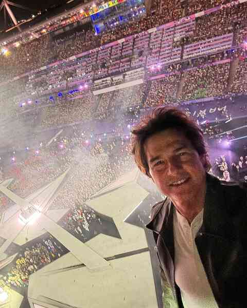 Bức ảnh selfie 7 triệu view của Tom Cruise trước khi nhảy từ độ cao 50m ở Lễ bế mạc Olympic