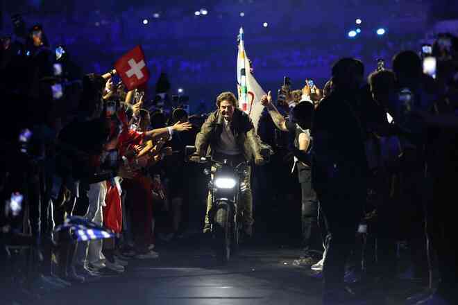 Bức ảnh selfie 7 triệu view của Tom Cruise trước khi nhảy từ độ cao 50m ở Lễ bế mạc Olympic- Ảnh 4. Bức ảnh selfie 7 triệu view của Tom Cruise trước khi nhảy từ độ cao 50m ở Lễ bế mạc Olympic- Ảnh 4.