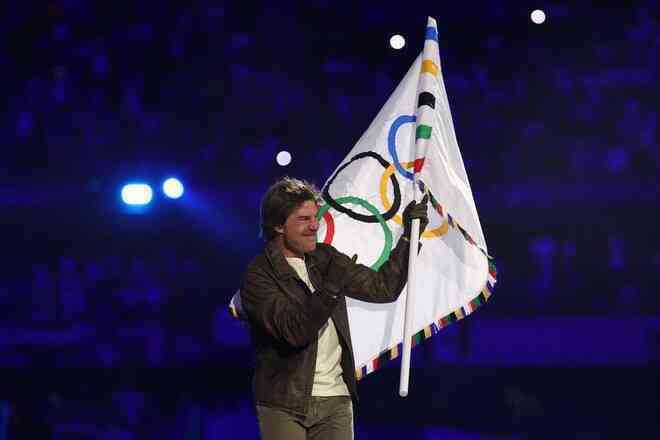 Bức ảnh selfie 7 triệu view của Tom Cruise trước khi nhảy từ độ cao 50m ở Lễ bế mạc Olympic- Ảnh 5. Bức ảnh selfie 7 triệu view của Tom Cruise trước khi nhảy từ độ cao 50m ở Lễ bế mạc Olympic- Ảnh 5.