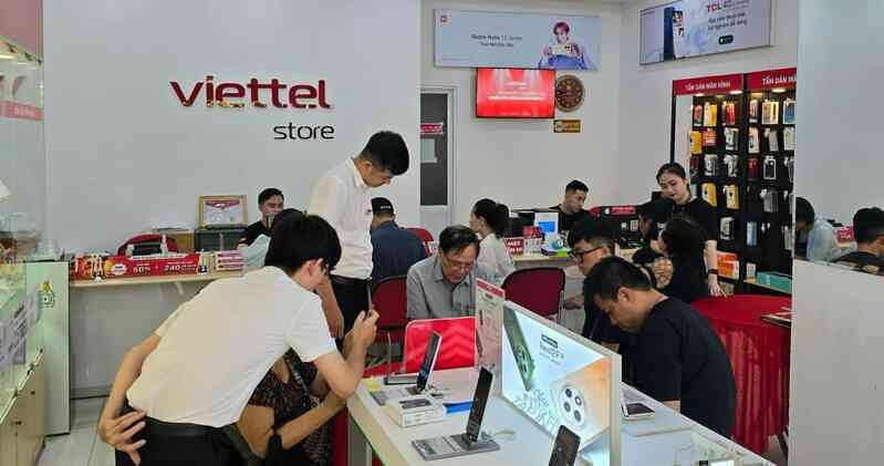 Chùm ảnh: Người dân nô nức nâng cấp lên điện thoại 4G trước ngày cắt sóng 2G