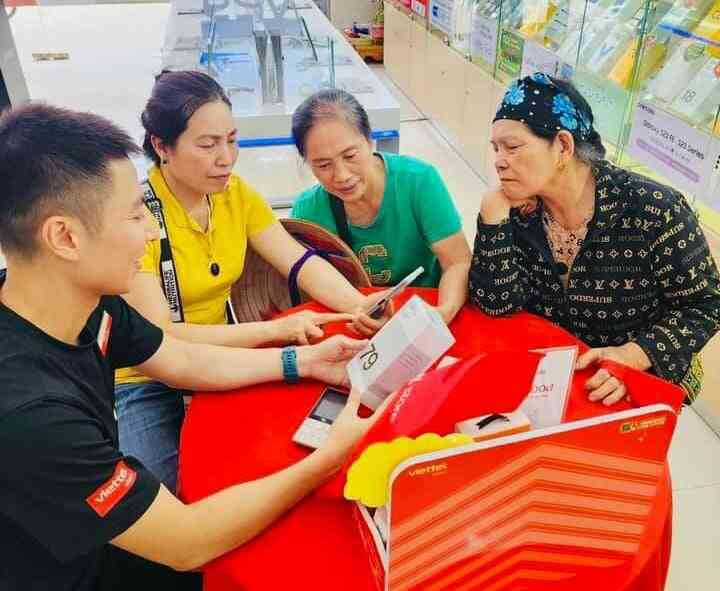 Chùm ảnh: Người dân nô nức nâng cấp lên điện thoại 4G trước ngày cắt sóng 2G- Ảnh 3. Chùm ảnh: Người dân nô nức nâng cấp lên điện thoại 4G trước ngày cắt sóng 2G- Ảnh 3.