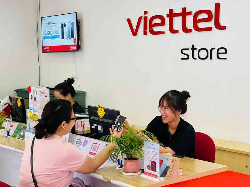 Chùm ảnh: Người dân nô nức nâng cấp lên điện thoại 4G trước ngày cắt sóng 2G- Ảnh 4. Chùm ảnh: Người dân nô nức nâng cấp lên điện thoại 4G trước ngày cắt sóng 2G- Ảnh 4.