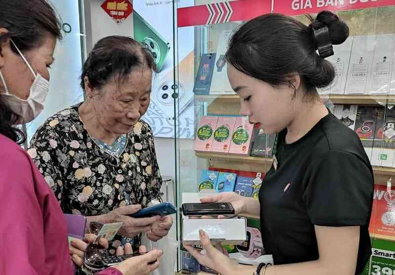 Chùm ảnh: Người dân nô nức nâng cấp lên điện thoại 4G trước ngày cắt sóng 2G- Ảnh 5. Chùm ảnh: Người dân nô nức nâng cấp lên điện thoại 4G trước ngày cắt sóng 2G- Ảnh 5.