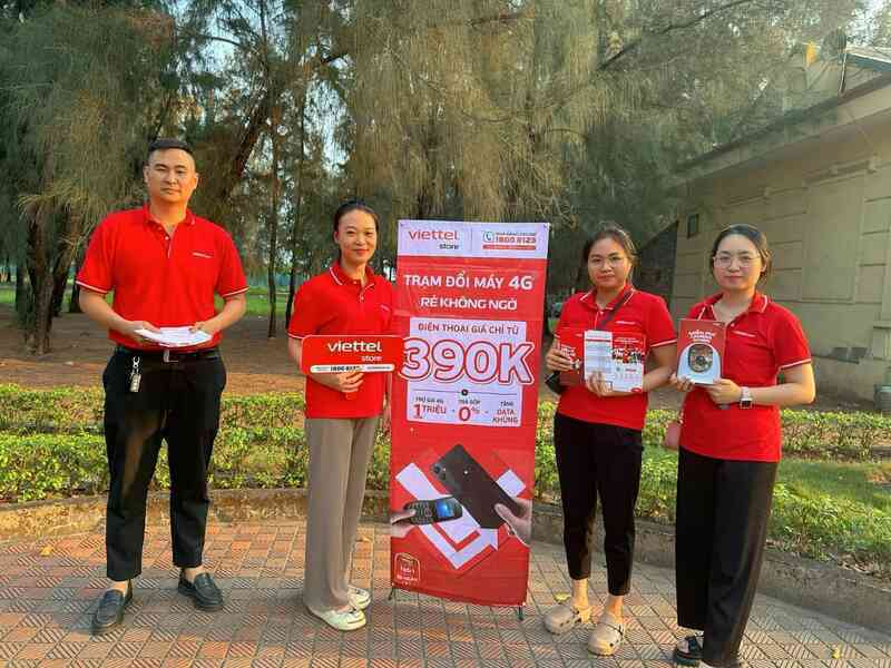 Chùm ảnh: Người dân nô nức nâng cấp lên điện thoại 4G trước ngày cắt sóng 2G- Ảnh 8. Chùm ảnh: Người dân nô nức nâng cấp lên điện thoại 4G trước ngày cắt sóng 2G- Ảnh 8.