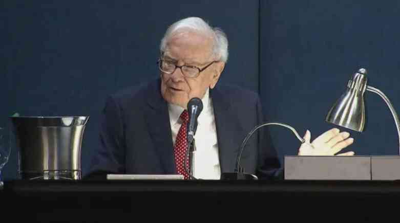 Sau khi Warren Buffett liên tục “xả hàng” cổ phiếu Apple, nhà đầu tư ngỡ ngàng với một con số tròn trĩnh: Sự trùng hợp ngẫu nhiên hay một kế hoạch vĩ đại?