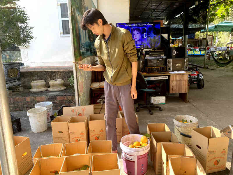Thanh niên Vân Đồn hỗ trợ người dân chuyển đổi số