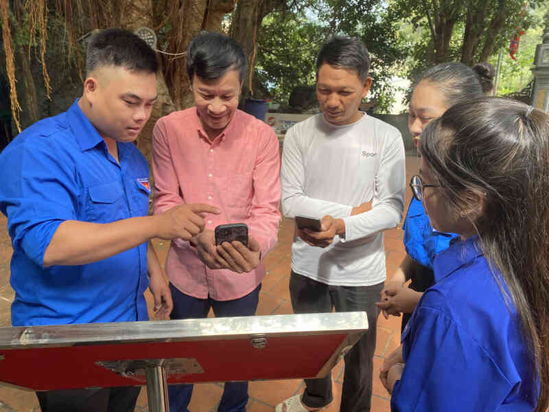 Thanh niên Vân Đồn hỗ trợ người dân chuyển đổi số