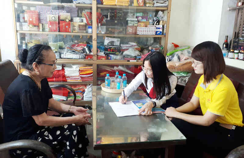 Cán bộ ngân hàng và Bưu điện TP Hạ Long trực tiếp đến hỗ trợ, hướng dẫn người dân phường Việt Hưng (TP Hạ Long) nhận lương hưu qua tài khoản ATM của ngân hàng.