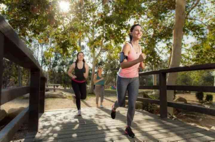 Chạy bộ 5km và đi bộ nhanh 5km, cách nào tốt cho sức khỏe hơn?