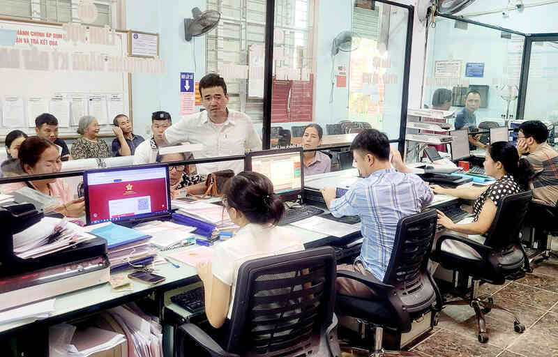 Người dân làm thủ tục tại Bộ phận tiếp nhận và trả kết quả thủ tục hành chính của thành phố Hà Giang.