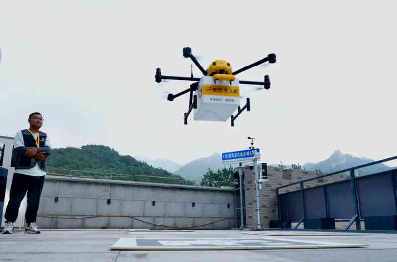 Giao đồ ăn, thuốc men bằng drone đến Vạn Lý Trường Thành