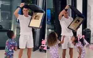 Vì sao Ronaldo phải lập kênh YouTube?- Ảnh 4. Ronaldo chứng minh độ hot quá khủng khiếp, chỉ sau 11 giờ mở kênh YouTube đã lập kỷ lục mà Taylor Swift phải mất 8 năm mới đạt được