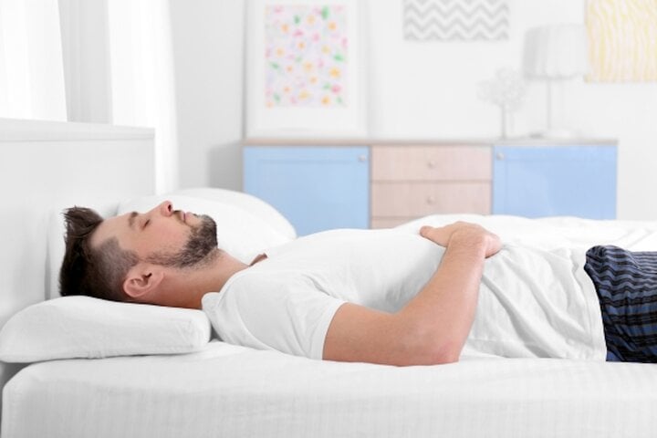 Nên nằm nghiêng hay nằm ngửa khi ngủ?- Ảnh 2. Nên nằm nghiêng hay nằm ngửa khi ngủ?- Ảnh 2.