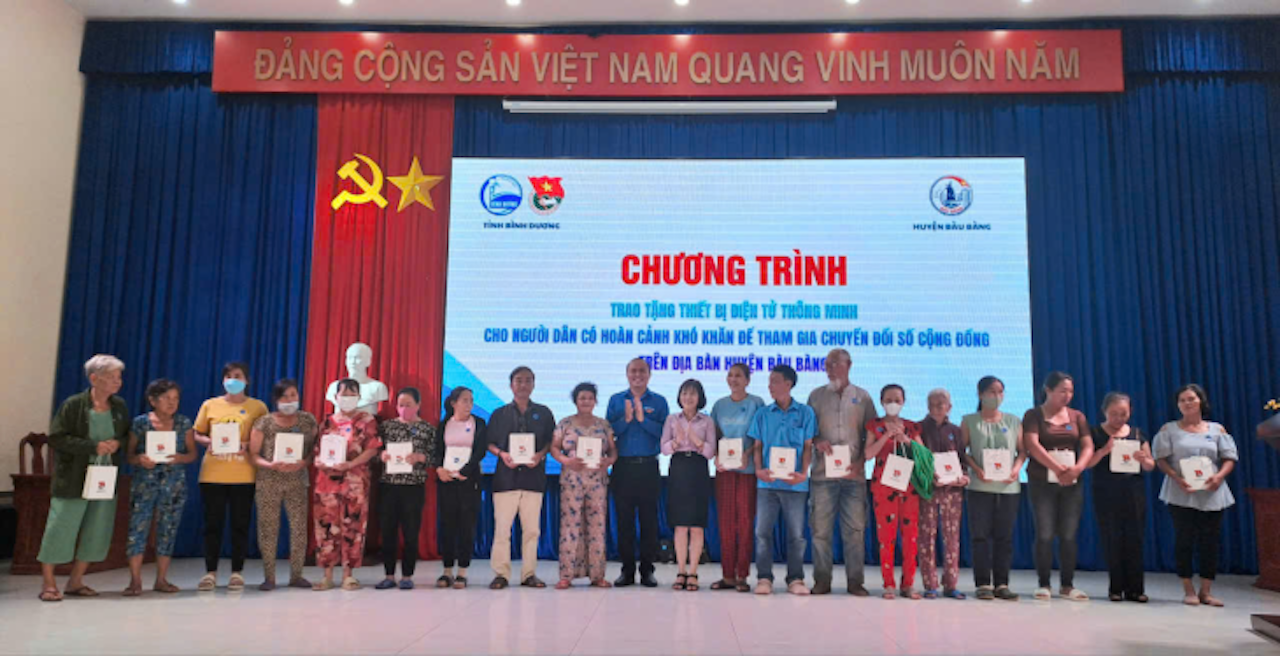 Bình Dương: Thu gom thiết bị điện tử thông minh tặng người có hoàn cảnh khó khăn