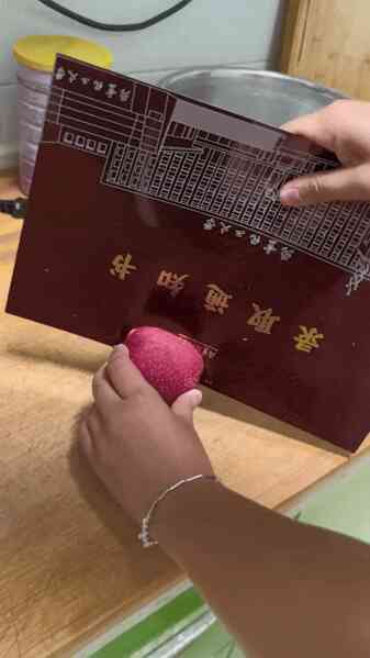 Thư nhập học 'độc nhất vô nhị' của Đại học Trung Quốc: Sắc bén đến mức có thể cắt dưa hấu và băm thịt!- Ảnh 2. Thư nhập học 'độc nhất vô nhị' của Đại học Trung Quốc: Sắc bén đến mức có thể cắt dưa hấu và băm thịt!- Ảnh 2.