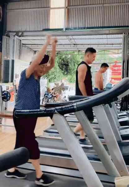 Cụ bà U100 nổi nhất làng pickleball lúc này: Sáng tập gym, chiều chạy bộ, con cháu theo hoài không kịp!- Ảnh 11. Cụ bà U100 nổi nhất làng pickleball lúc này: Sáng tập gym, chiều chạy bộ, con cháu theo hoài không kịp!- Ảnh 11.