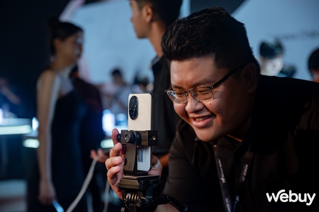 Honor ra mắt điện thoại chuyên chụp ảnh: Thiết kế đẹp, camera chân dung chuyên nghiệp, Snapdragon 7 Gen 3 kèm pin lớn, giá tầm trung- Ảnh 4. Honor ra mắt điện thoại chuyên chụp ảnh: Thiết kế đẹp, camera chân dung chuyên nghiệp, Snapdragon 7 Gen 3 kèm pin lớn, giá tầm trung- Ảnh 4.