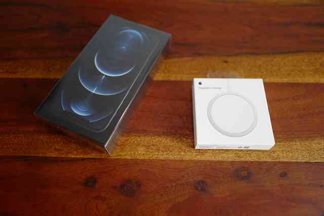 Một quy định mới của Trung Quốc sắp biến sạc không dây của Apple thành đồ vô dụng